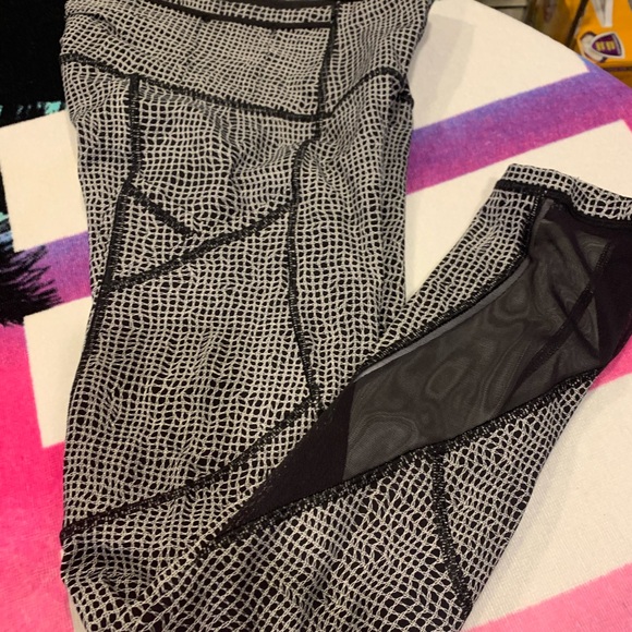 Like New LuLuLemon Athletica Black/White Leggings - Picture 10 of 11
